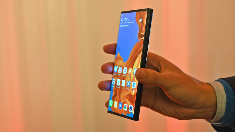 Because the Mate X features a bendy screen that opens outwards instead of inwards, Huawei didn’t have to add a third screen as Samsung did on the Galaxy Fold.